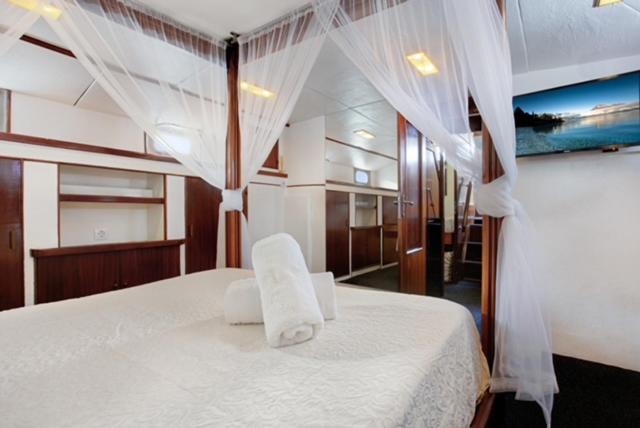 Charming Boat In Barcelona - Perfect Getaway Hotel Сант Адриа де Бесос Екстериор снимка