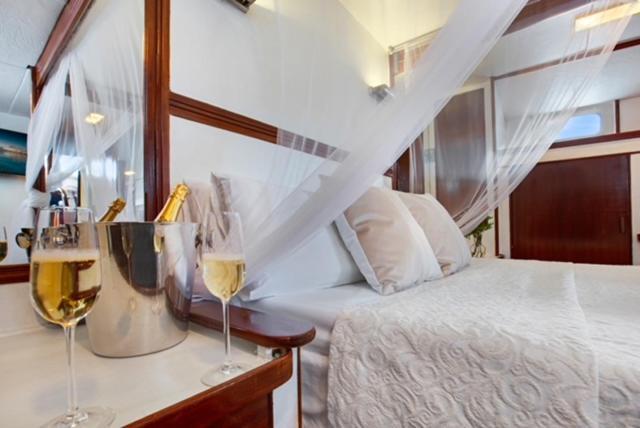 Charming Boat In Barcelona - Perfect Getaway Hotel Сант Адриа де Бесос Екстериор снимка