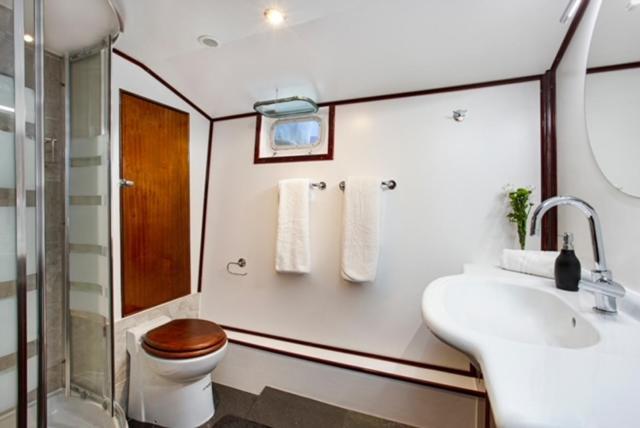 Charming Boat In Barcelona - Perfect Getaway Hotel Сант Адриа де Бесос Екстериор снимка