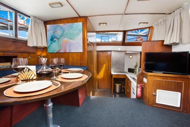 Charming Boat In Barcelona - Perfect Getaway Hotel Сант Адриа де Бесос Екстериор снимка