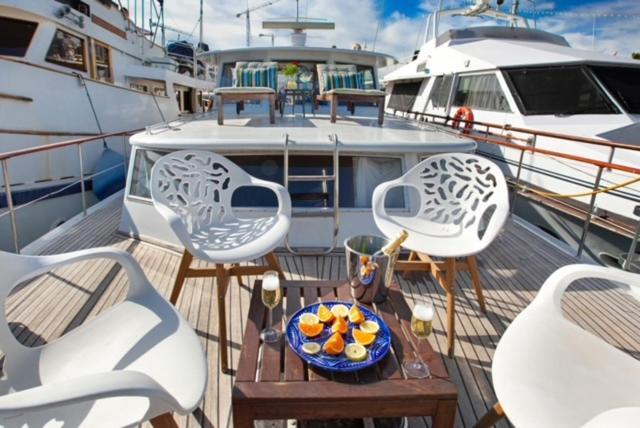 Charming Boat In Barcelona - Perfect Getaway Hotel Сант Адриа де Бесос Екстериор снимка