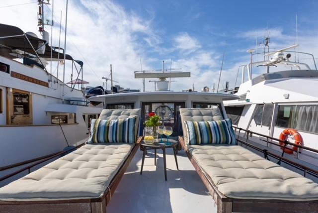 Charming Boat In Barcelona - Perfect Getaway Hotel Сант Адриа де Бесос Екстериор снимка