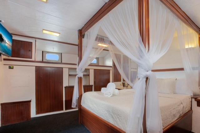 Charming Boat In Barcelona - Perfect Getaway Hotel Сант Адриа де Бесос Екстериор снимка