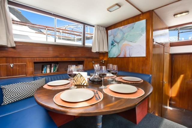 Charming Boat In Barcelona - Perfect Getaway Hotel Сант Адриа де Бесос Екстериор снимка
