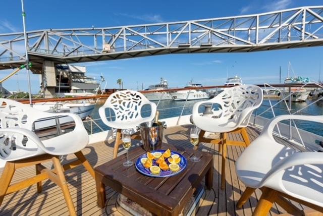 Charming Boat In Barcelona - Perfect Getaway Hotel Сант Адриа де Бесос Екстериор снимка
