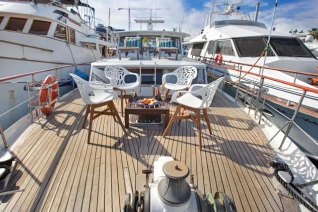 Charming Boat In Barcelona - Perfect Getaway Hotel Сант Адриа де Бесос Екстериор снимка
