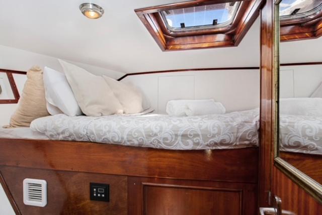 Charming Boat In Barcelona - Perfect Getaway Hotel Сант Адриа де Бесос Екстериор снимка