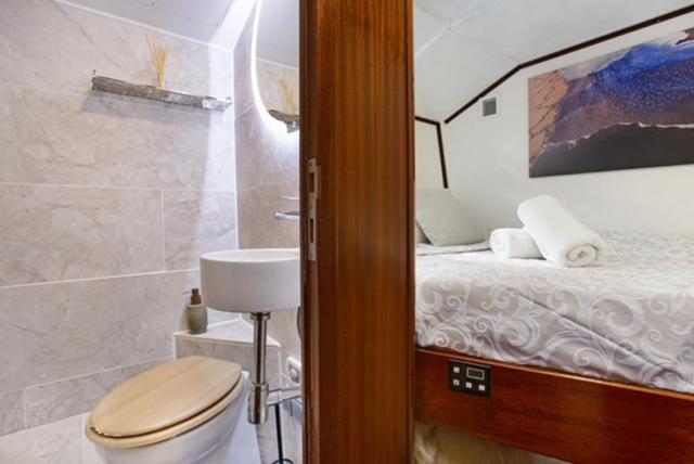 Charming Boat In Barcelona - Perfect Getaway Hotel Сант Адриа де Бесос Екстериор снимка
