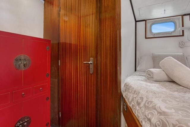 Charming Boat In Barcelona - Perfect Getaway Hotel Сант Адриа де Бесос Екстериор снимка