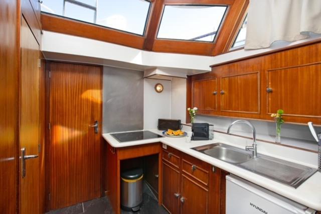 Charming Boat In Barcelona - Perfect Getaway Hotel Сант Адриа де Бесос Екстериор снимка